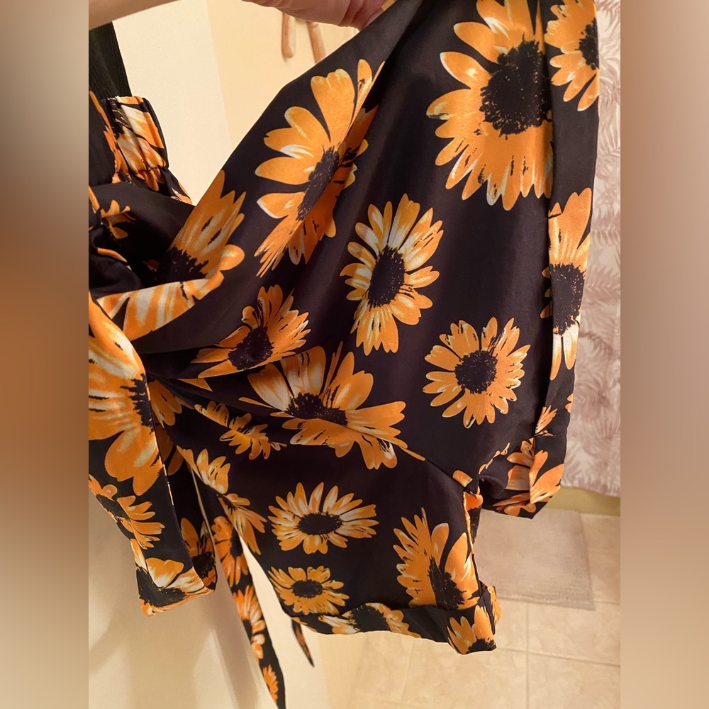 Women’s XS Sunflower Romper with Belt - Picture 4 of 5